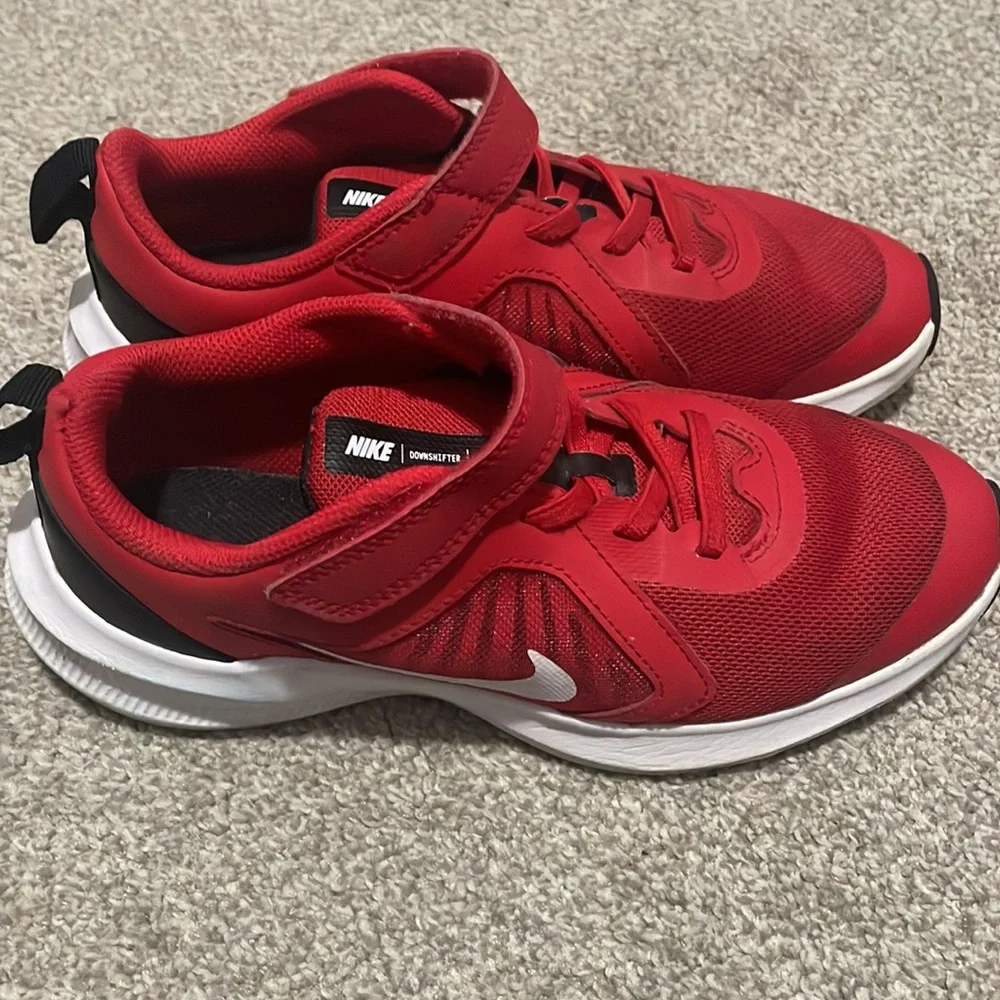 Red Nike Downshifter boys shoes - Picture 3 of 4